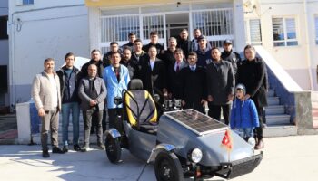 manisada liseliler hurdalardan gunes enerjisiyle calisan otomobil yapti I8y9IOVf