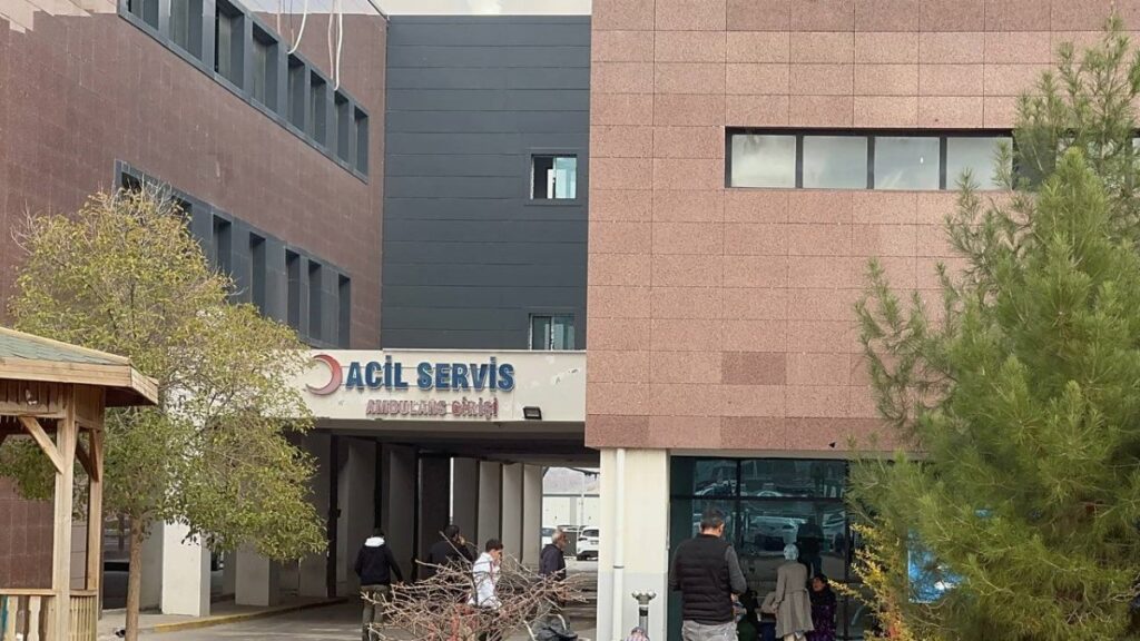 mardinde bicakli kavgada 2 kisi yaralandi tvAYZgni