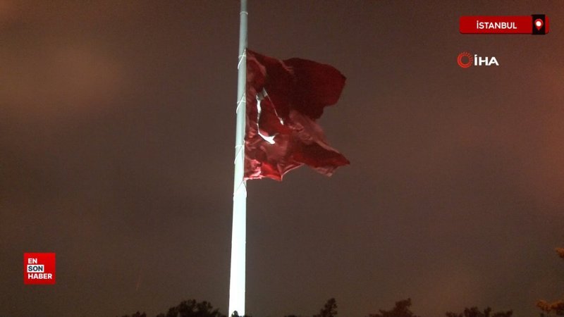 Milli yas ilanının ardından Türkiye'de bayraklar yarıya indirildi 1 milli yas ilaninin ardindan turkiyede bayraklar yariya indirildi GcwpXuyy