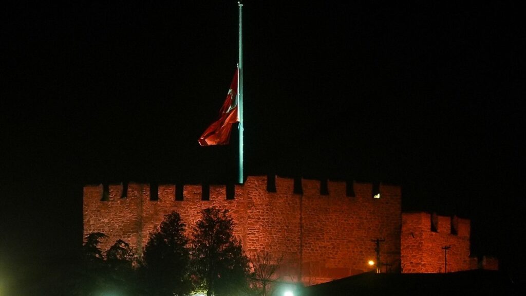 milli yas ilaninin ardindan turkiyede bayraklar yariya indirildi crU7OQhK