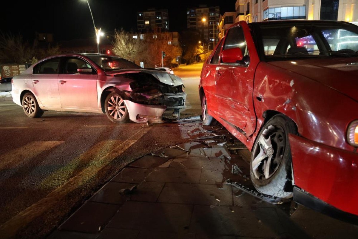 nevsehirde kirmizi isik ihlali kazaya neden oldu 2 yarali 0 w5qDbMPc