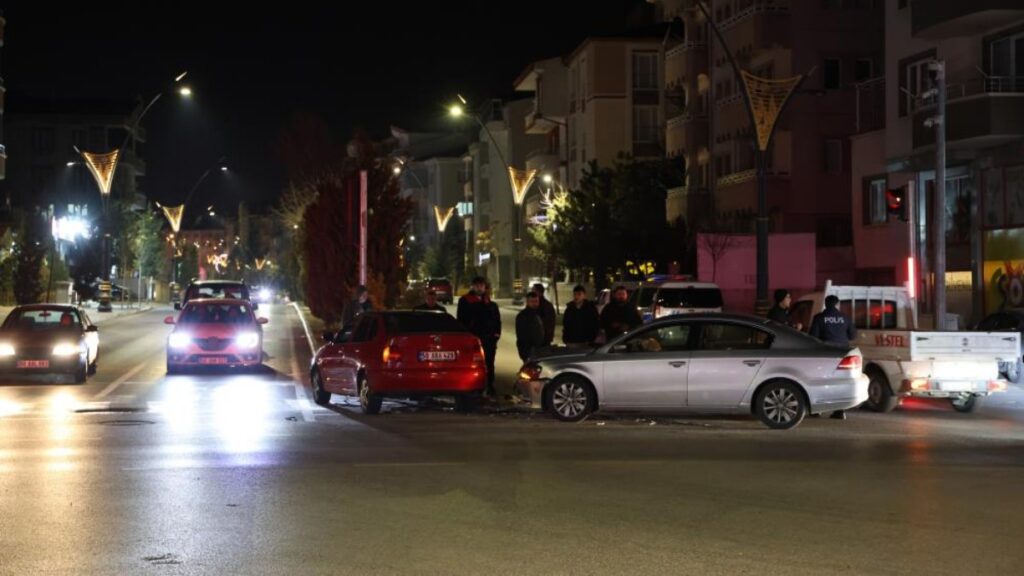 nevsehirde kirmizi isik ihlali kazaya neden oldu 2 yarali 9v6SUli9