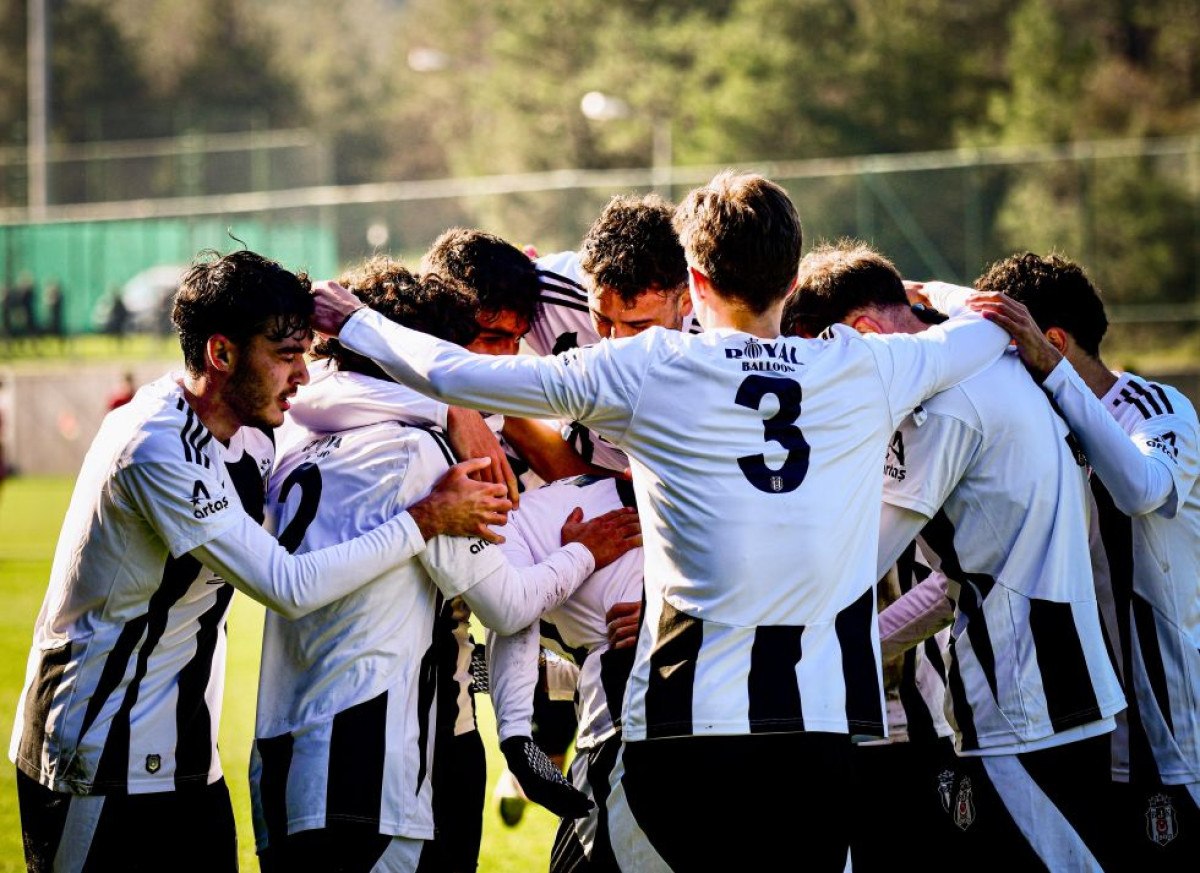 ole gunnar solskjaer ve serdal adali u 19 macini izledi 0 VrYF6BAs