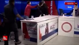 pakistanda canli yayinda kavga pWtUUTDd