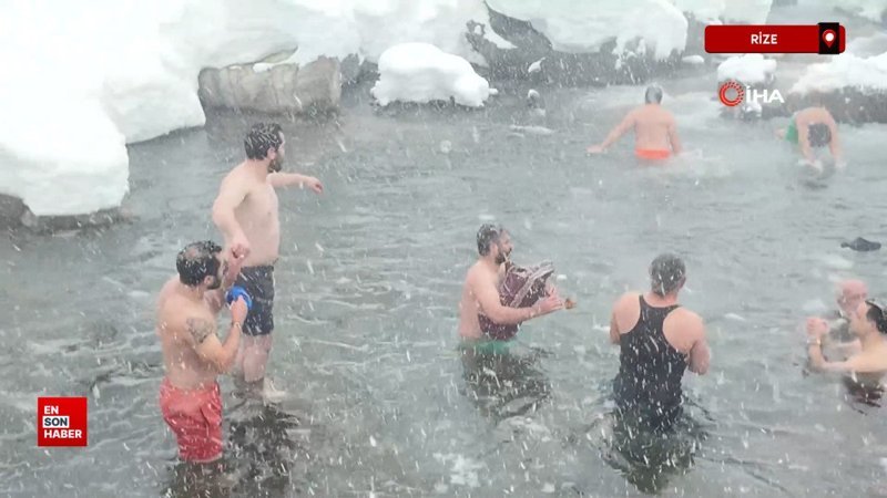 Rize'de kar yağışı altında buz gibi suya girdiler 1 rizede kar yagisi altinda buz gibi suya girdiler UBIie2pC