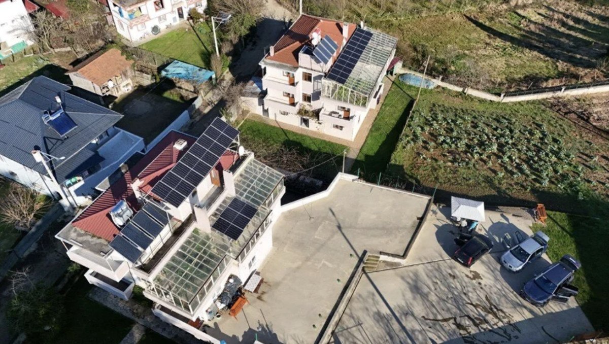 sakaryada evlerin terasinda kurdugu seralarda 4 mevsim organik tarim yapiyor 2 FyLrzg13