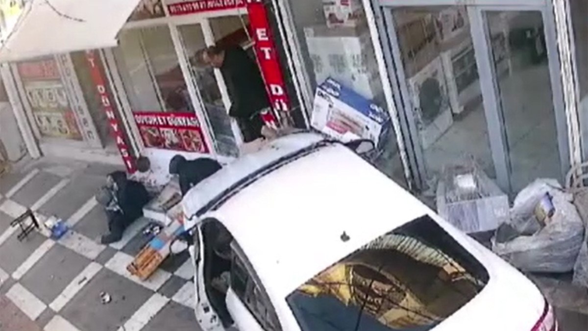sanliurfada kaza yaparak savrulan otomobilin carptigi baba ve oglu yaralandi 0 69fdvYeB