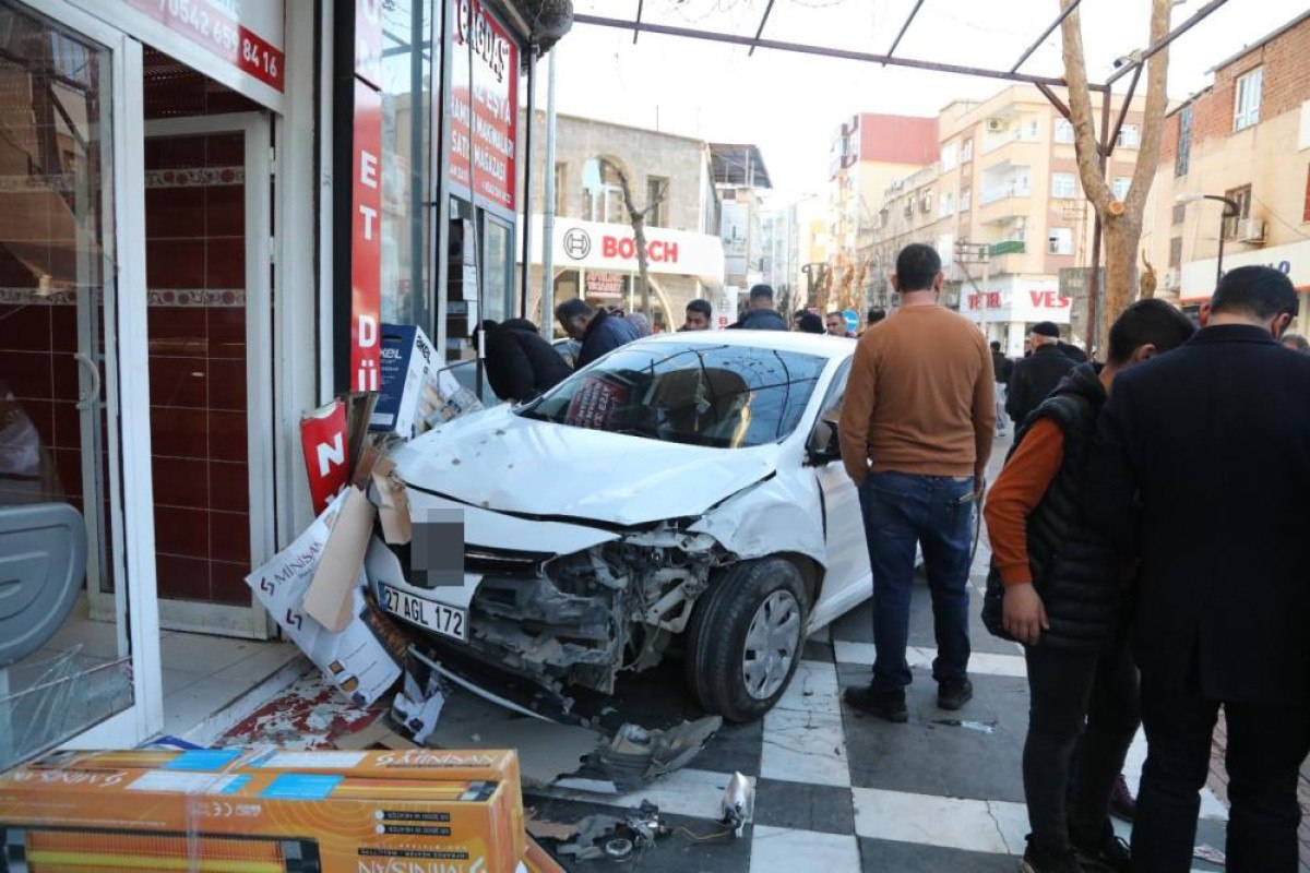 sanliurfada kaza yaparak savrulan otomobilin carptigi baba ve oglu yaralandi 1 BMDtDgNc
