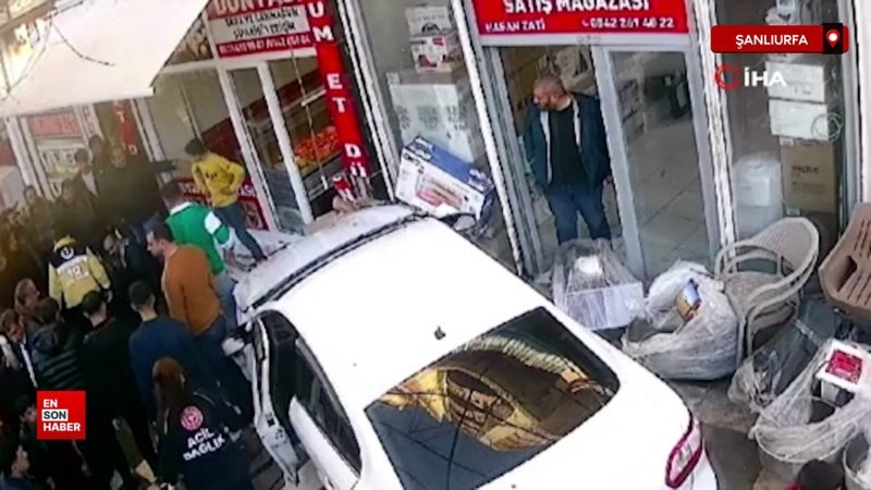 sanliurfada kaza yaparak savrulan otomobilin carptigi baba ve oglu yaralandi zhPRtGFF