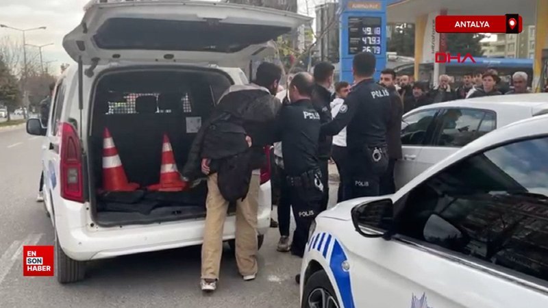 Şanlıurfa'da yol kesen bıçaklı şüpheliyi çevredekiler etkisiz hale getirdi 1 sanliurfada yol kesen bicakli supheliyi cevredekiler etkisiz hale getirdi 9rTdjdy9
