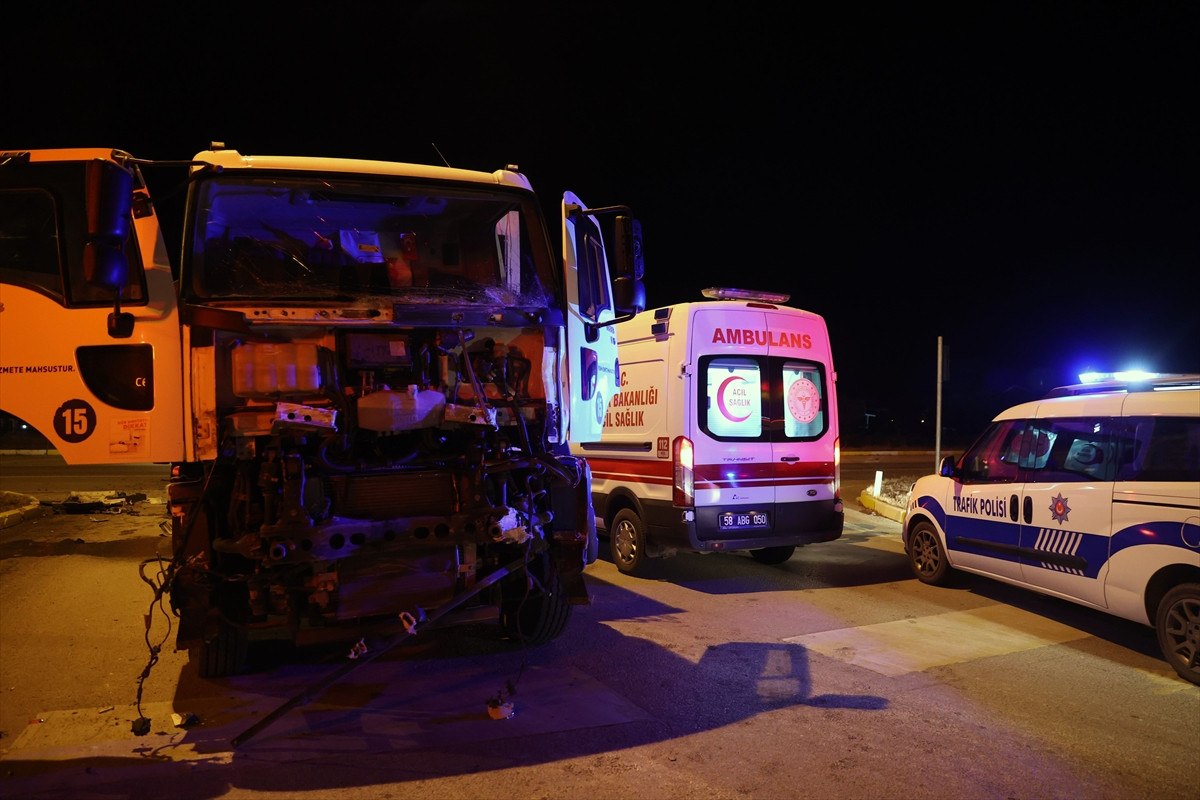 sivasta yolcu otobusu ile cop kamyonu carpisti 4 yarali 0 cJcCcsUD