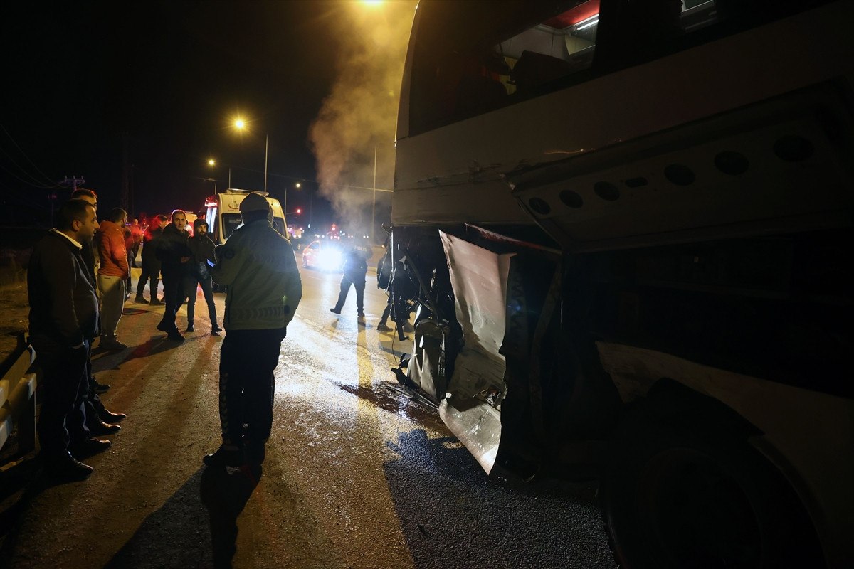 sivasta yolcu otobusu ile cop kamyonu carpisti 4 yarali 1 T54ANmzO