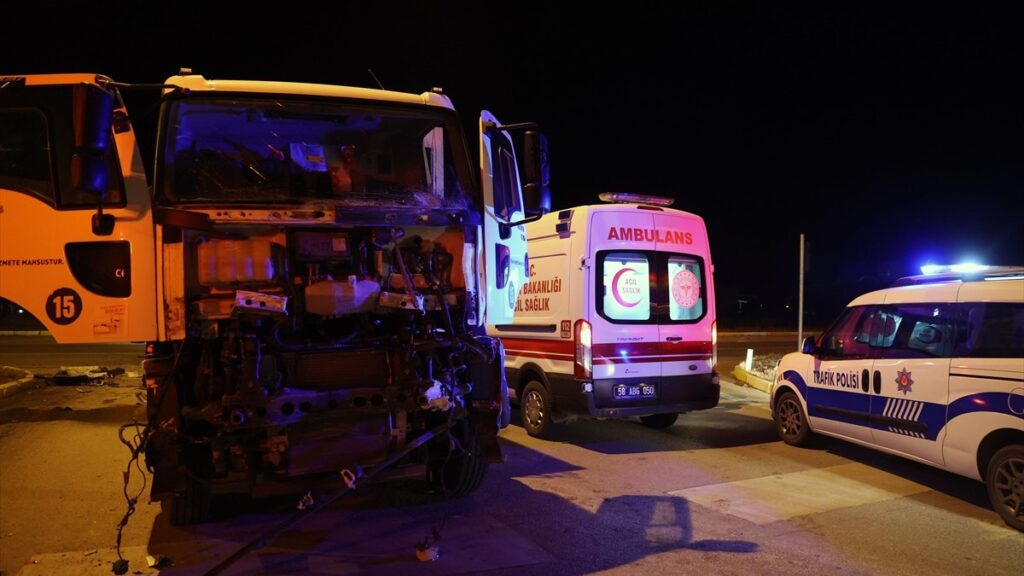 sivasta yolcu otobusu ile cop kamyonu carpisti 4 yarali 2baKJJpC