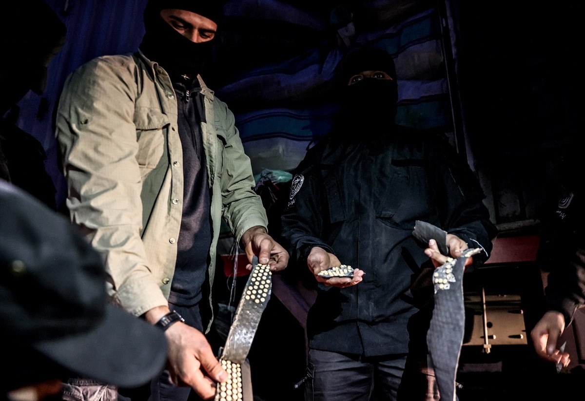 suriyede devrik rejimin uyusturucu sevkiyati icin kullandigi depo goruntulendi 14 syLmJG2b
