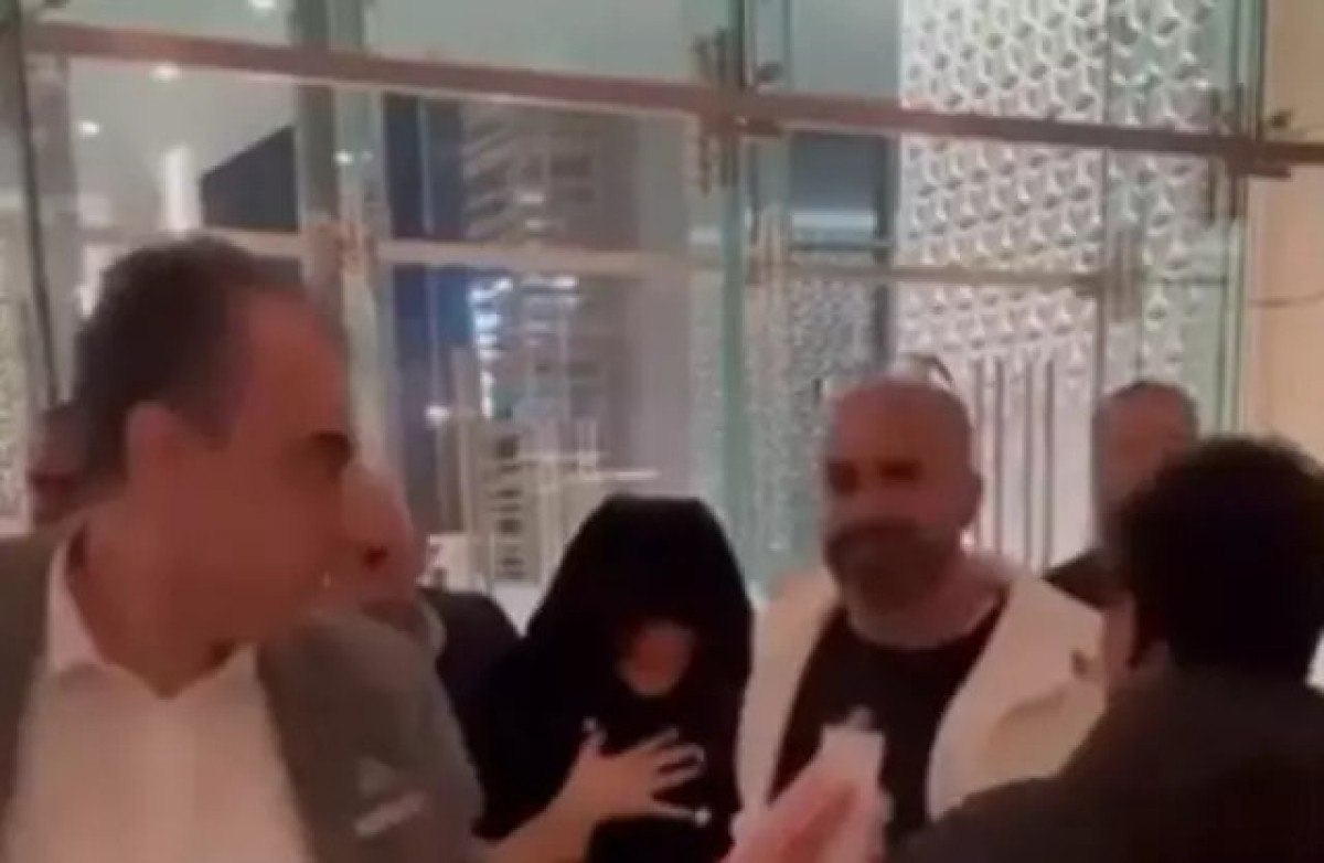 suudi arabistanda odul torenine katilan sarkicinin silikonlari patladi 0 nzZLPitZ
