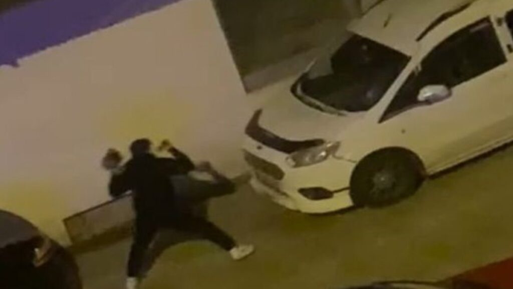 tekirdagda bir sahis park halindeki araca kaldirim tasi firlatti CZEGgBpy