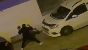tekirdagda bir sahis park halindeki araca kaldirim tasi firlatti CZEGgBpy