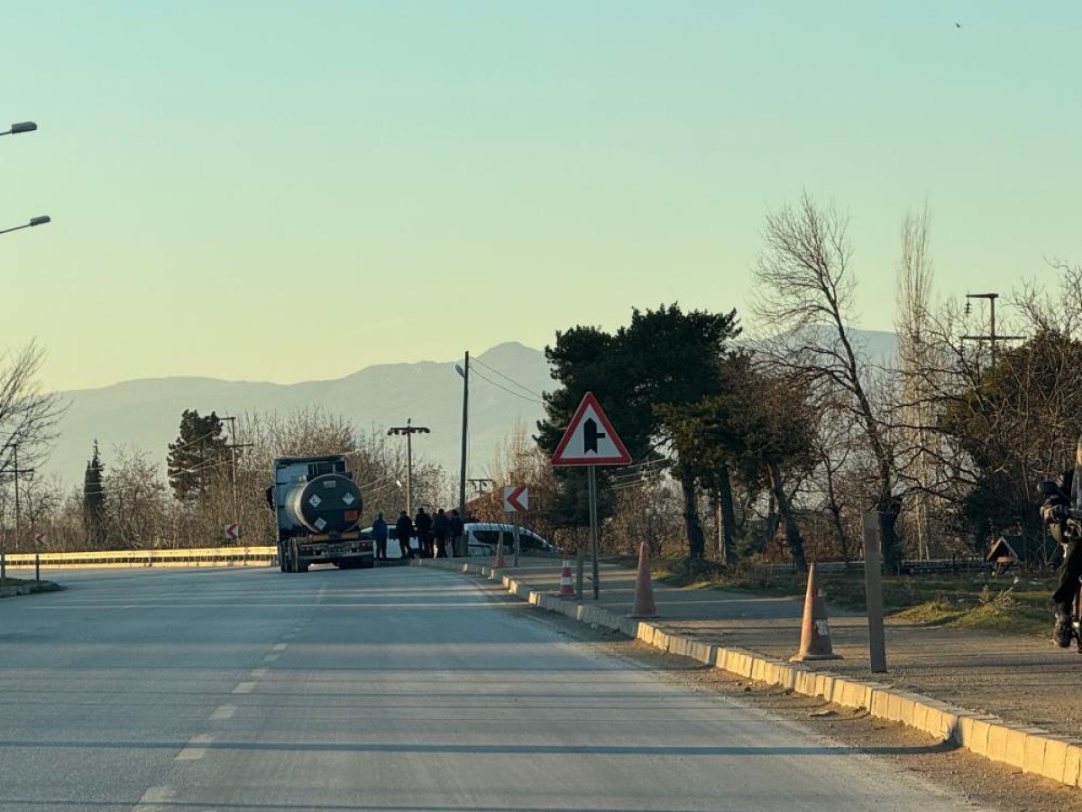 tokatta zift yuklu tirin dorsesinde 2 kacak gocmen yakalandi 0