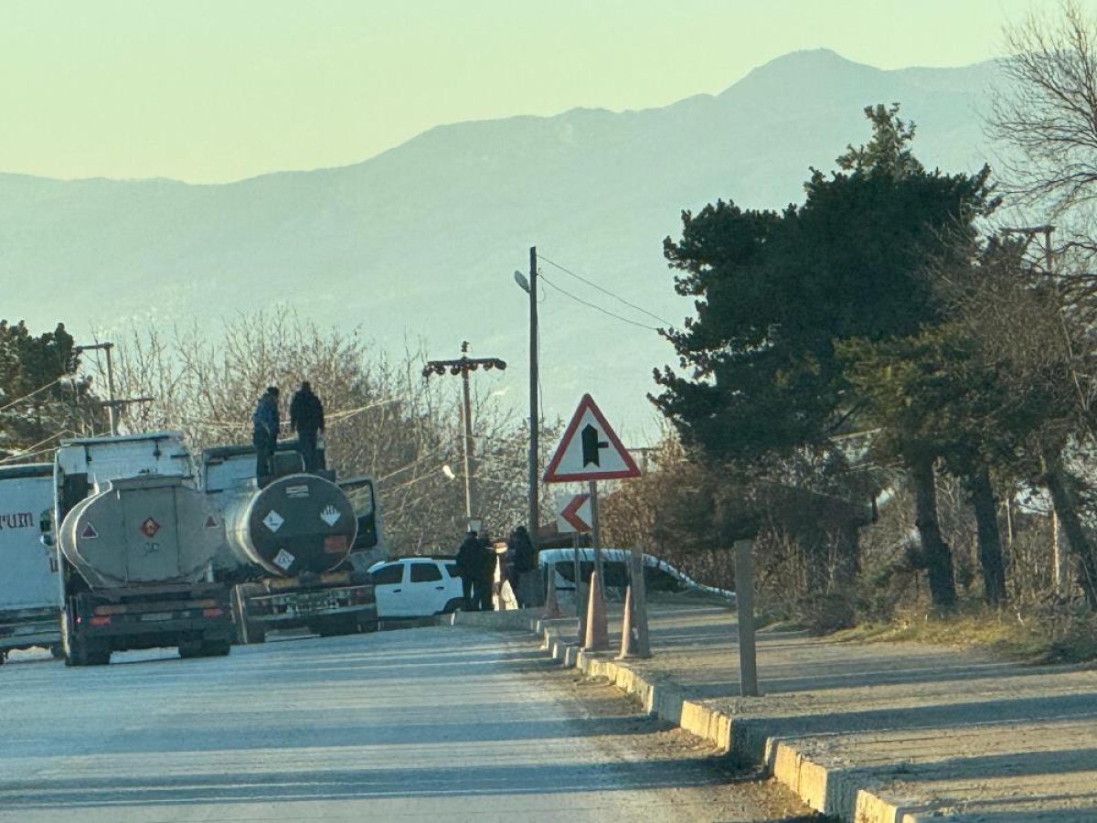 tokatta zift yuklu tirin dorsesinde 2 kacak gocmen yakalandi 1 prFenGTd