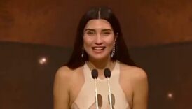 tuba buyukustunun joy awards odul toreninde arapca konusmasi buyuk alkis aldi 1kAh7vQY