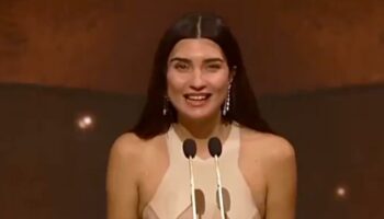tuba buyukustunun joy awards odul toreninde arapca konusmasi buyuk alkis aldi 1kAh7vQY