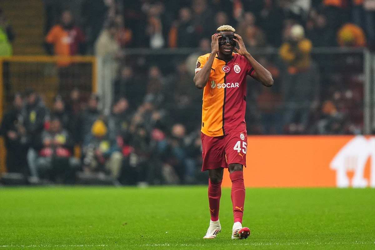 victor osimhen pasi kime verebilirim diye bakiyorum 1 fmEKT1fM