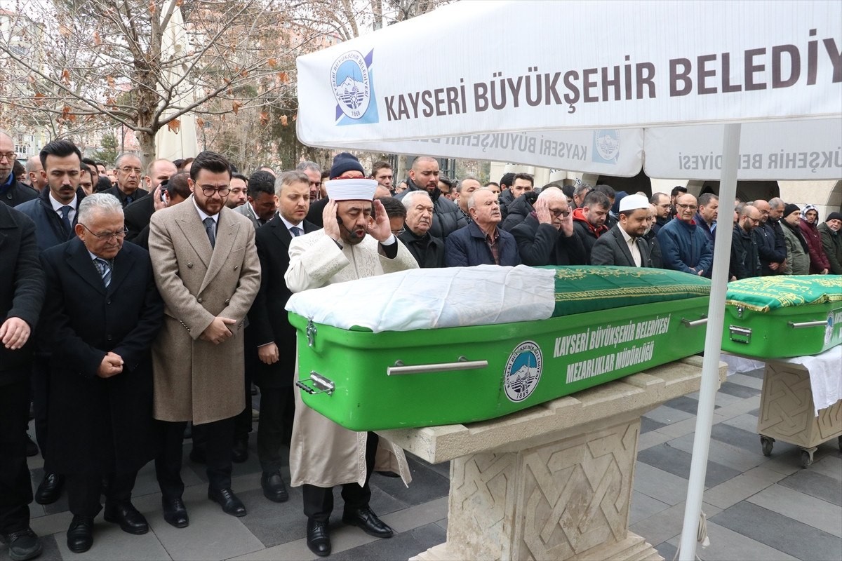 yangin faciasinda vefat eden eslem uyanikin cenazesi kayseride topraga verildi 0 6YUaN5lH