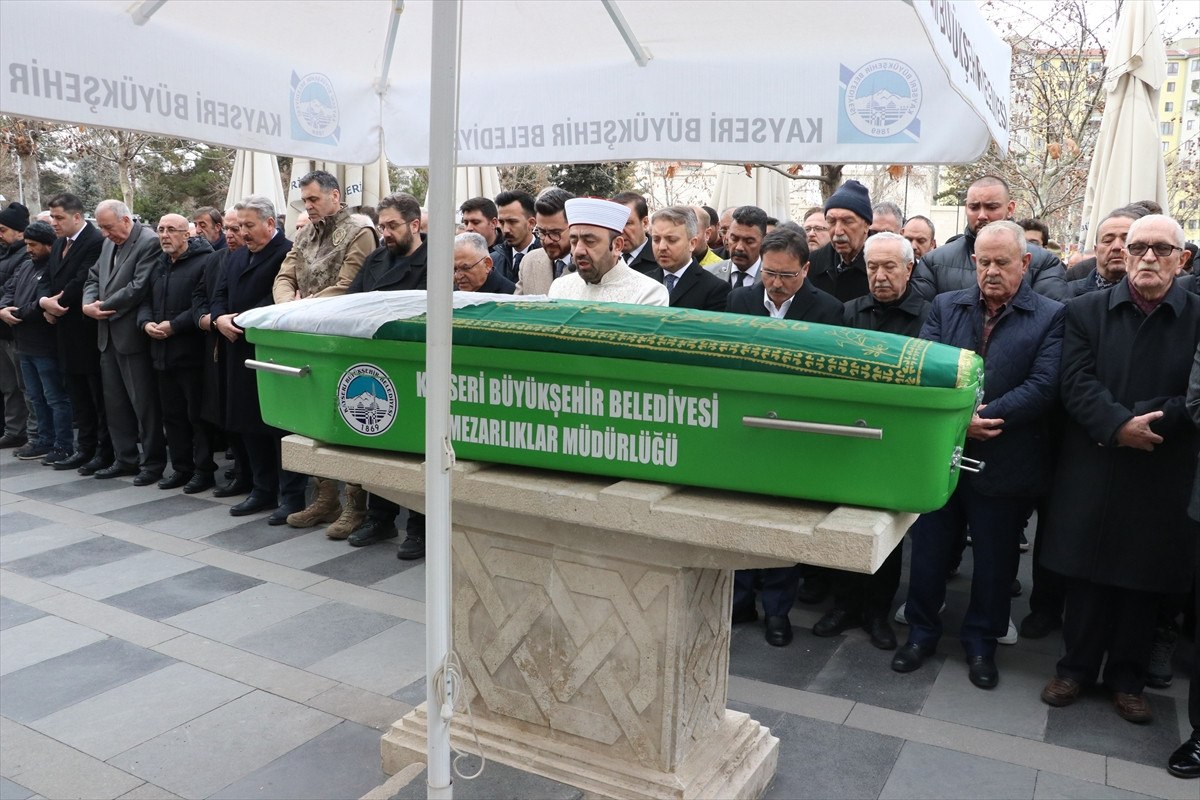 yangin faciasinda vefat eden eslem uyanikin cenazesi kayseride topraga verildi 1 Mjm95kn4