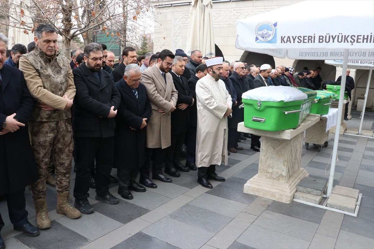 yangin faciasinda vefat eden eslem uyanikin cenazesi kayseride topraga verildi 2 c9OUsLb8