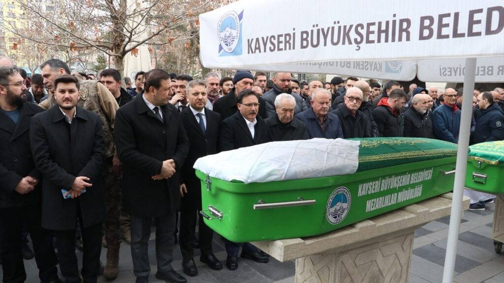 yangin faciasinda vefat eden eslem uyanikin cenazesi kayseride topraga verildi BqJ6zdUN
