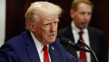 abd baskani donald trump 2020 yilinda bir siyahiyi olduren 2 polisi affetti ZtOEesb3