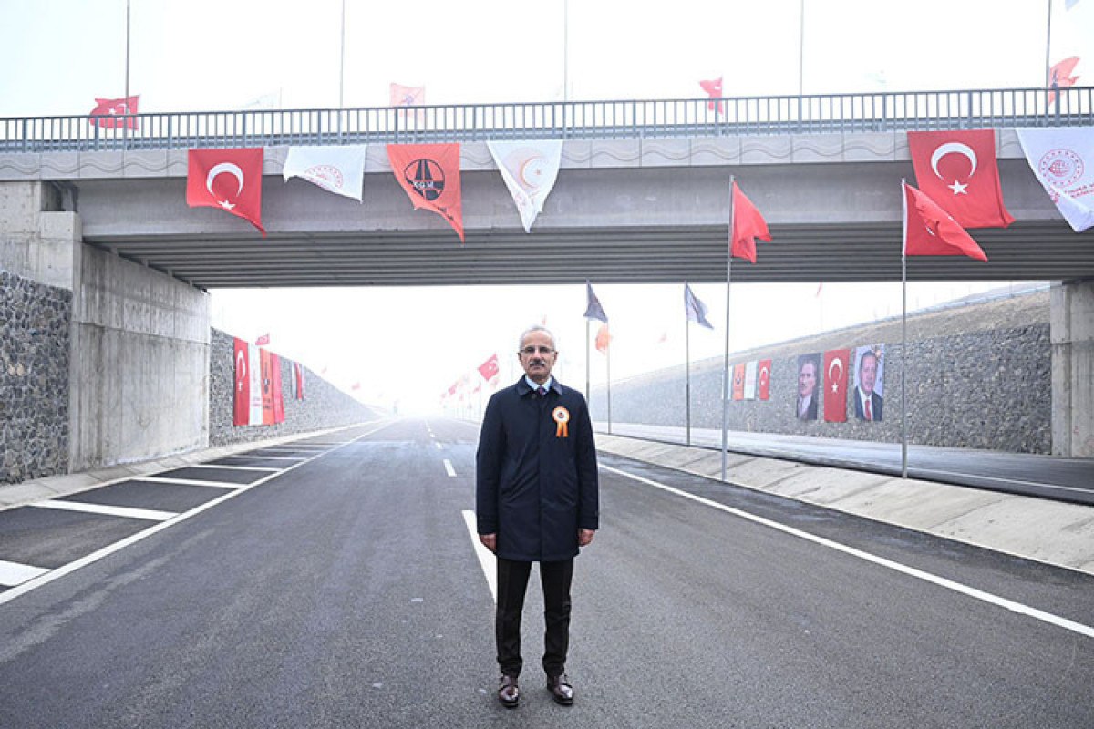 abdulkadir uraloglu elazig harput yolunda guzergahi 2 km kisaltarak ulasimi sehir disina tasidik 0 fEmiZacM