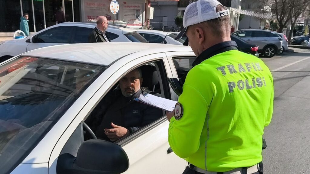 adanada yayaya yol vermeyen surucuye ceza kesildi siz saka misiniz agabey FYWAcs4n