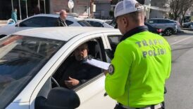 adanada yayaya yol vermeyen surucuye ceza kesildi siz saka misiniz agabey FYWAcs4n