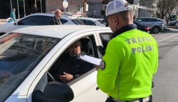 adanada yayaya yol vermeyen surucuye ceza kesildi siz saka misiniz agabey FYWAcs4n