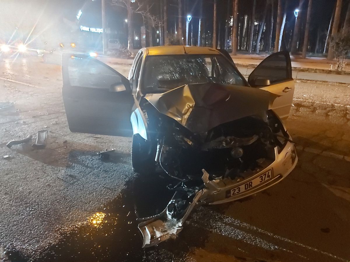 ankarada otomobil refuje cikip agaca carpti 4 yarali 0 whmPumXK