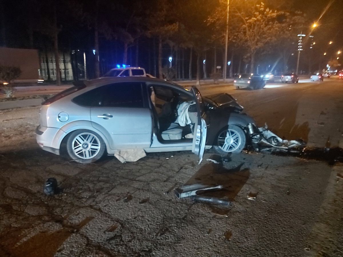 ankarada otomobil refuje cikip agaca carpti 4 yarali 1 DQDulVTn