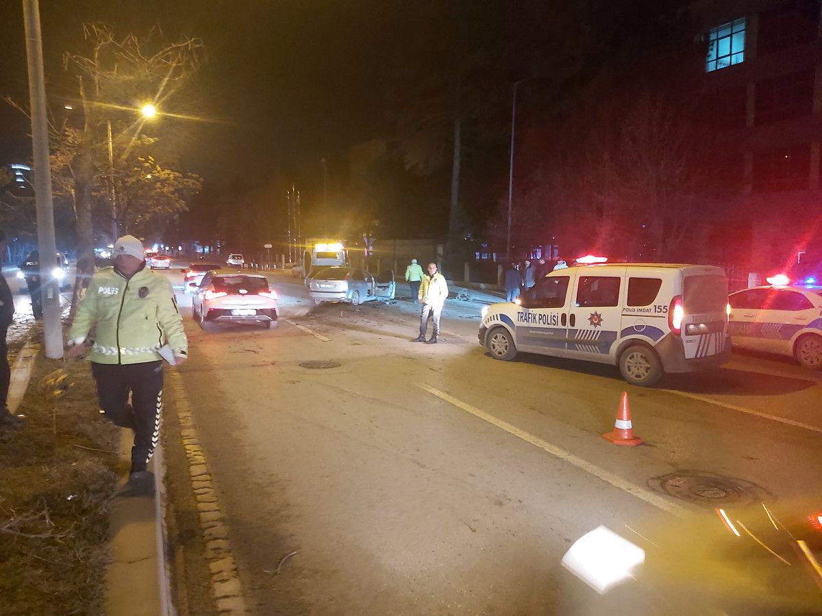 ankarada otomobil refuje cikip agaca carpti 4 yarali 2 HlrB4dWs