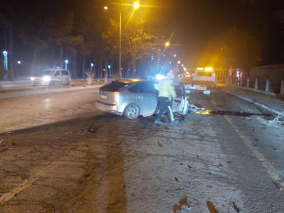 ankarada otomobil refuje cikip agaca carpti 4 yarali 3 c8QXdSzf