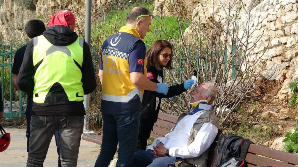 antalyada alkol alip falezlerden dusen sahsin saglik ekipleriyle ilginc diyalogu APccmclD