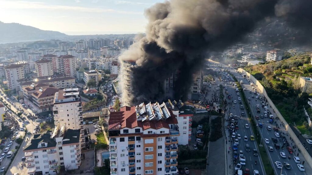 antalyada cikan yanginda binada hasar olustu RGK9kYsK