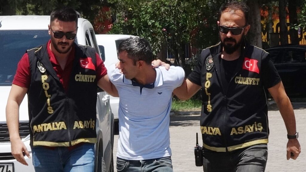 antalyada eski sevgilisinin arkadasini oldurdu Z9X2OUWh