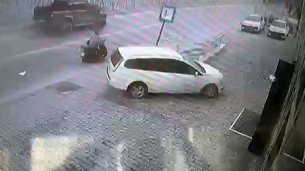 antalyada kamyonetle carpisan otomobil bayiye daldi 0 JtpT4gvW