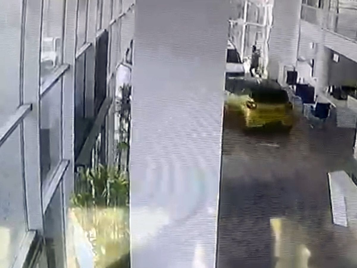 antalyada kamyonetle carpisan otomobil bayiye daldi 2 TTpgA3qB