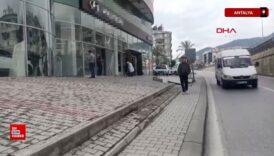 antalyada kamyonetle carpisan otomobil bayiye daldi qIP2dHFE