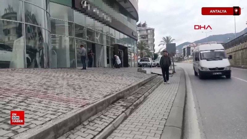 Antalya'da kamyonetle çarpışan otomobil, bayiye daldı 1 antalyada kamyonetle carpisan otomobil bayiye daldi qIP2dHFE