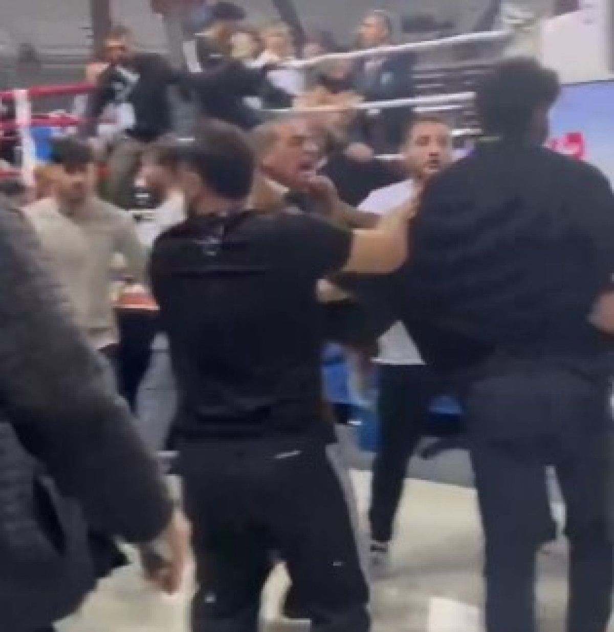 antalyada kick boks sampiyonasinda kavga 4 hakem yaralandi 2 RmTrNdQb
