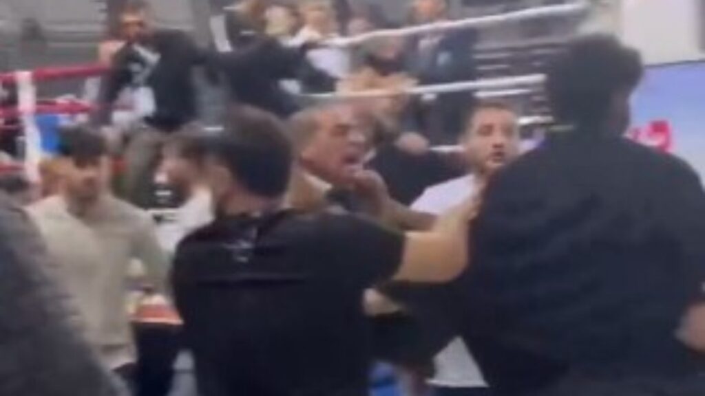 antalyada kick boks sampiyonasinda kavga 4 hakem yaralandi gEOvnzgr