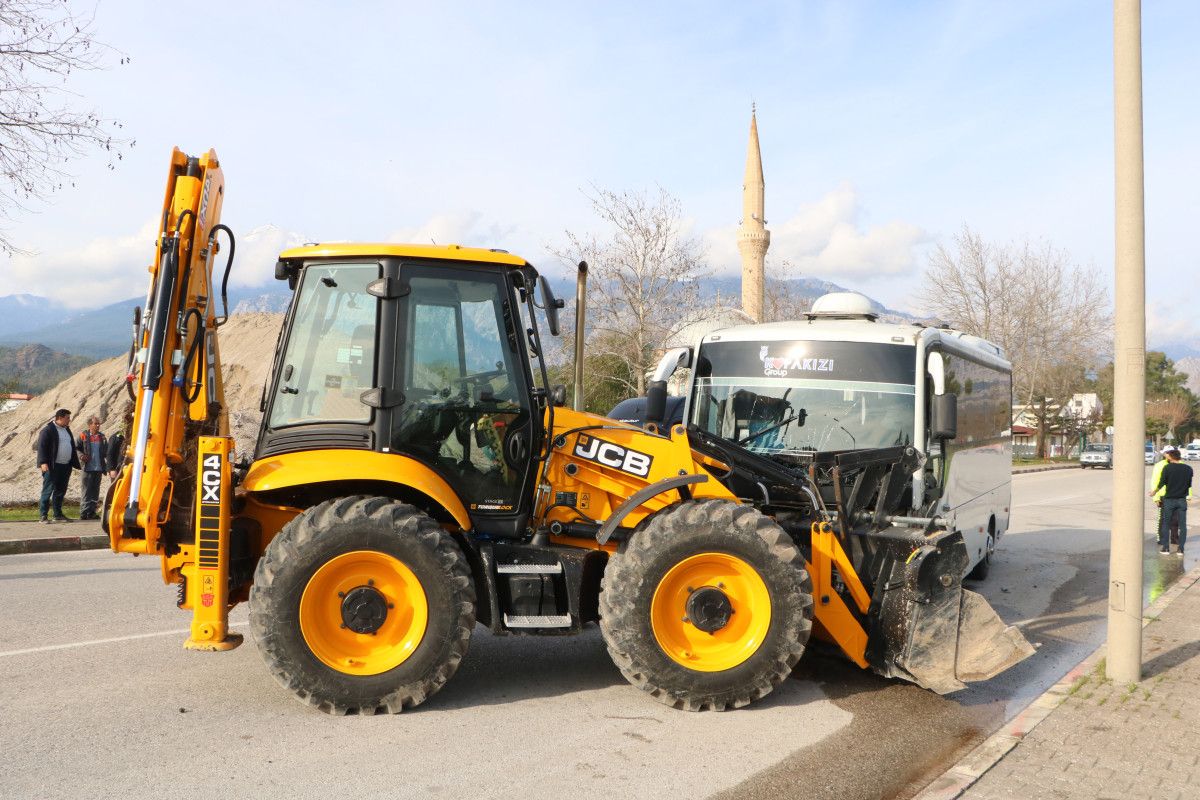 antalyada midibus ile is makinesi carpisti 0 sjC8C9HA