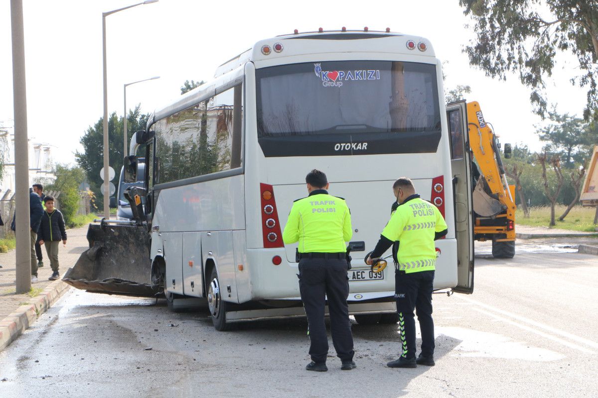 antalyada midibus ile is makinesi carpisti 1 bWfwm7Np